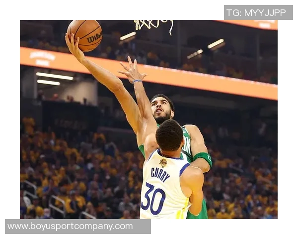 夏季训练不放松麦克丹尼尔斯运球节奏感十足轻松命中撤步三分球 夏季训练不放松麦克丹尼尔斯运球节奏感十足轻松命中撤步三分球