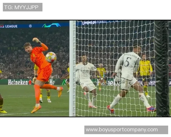 科贝尔失误致小贝林厄姆被断球后红牌离场引发争议 科贝尔失误致小贝林厄姆被断球后红牌离场引发争议