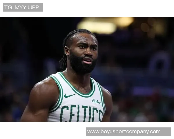 布朗遭遇滑铲未判犯规主裁解释两人滑倒导致未吹哨 布朗遭遇滑铲未判犯规主裁解释两人滑倒导致未吹哨