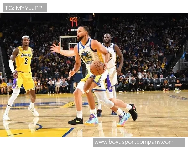 追梦精准传球布朗尼外线助攻库里高弧度三分球如虹命中 追梦精准传球布朗尼外线助攻库里高弧度三分球如虹命中