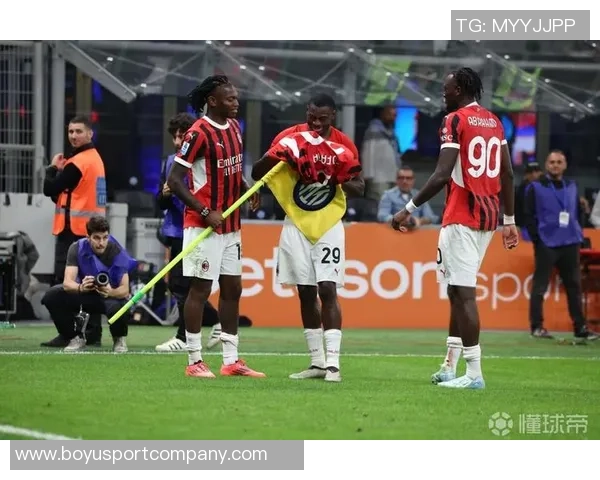 莱奥庆祝被加比亚拦截福法纳及时帮他整理衣领