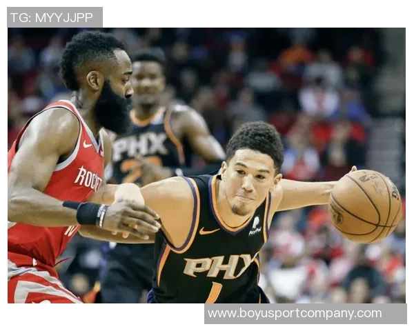 布克表现惊艳第三节独得16分全场砍下33分5板7助助球队取胜